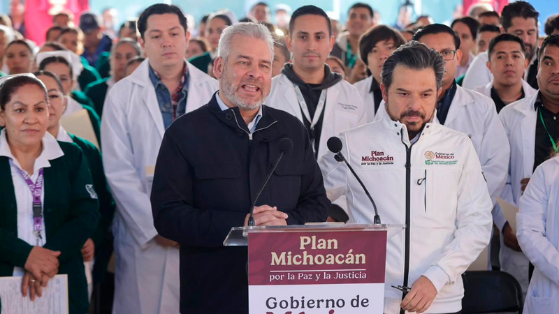 Certeza laboral para reforzar servicios de salud; Bedolla y Zoé Robledo entregan bases a 270 trabajadores del IMSS 