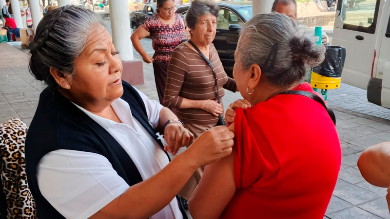 Refuerzan vacunación contra influenza, Covid-19 y sarampión en Uruapan 