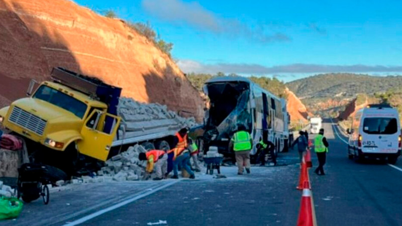 Choque entre autobús y camión de carga deja al menos dos muertos, en Oaxaca 