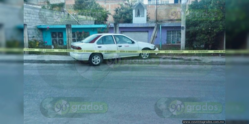 Muere chofer de taxi al dormirse y chocar contra vivienda, en Zitácuaro; hay un herido - Foto 0 