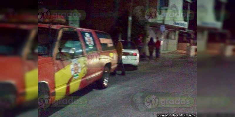 Muere chofer de taxi al dormirse y chocar contra vivienda, en Zitácuaro; hay un herido - Foto 1 