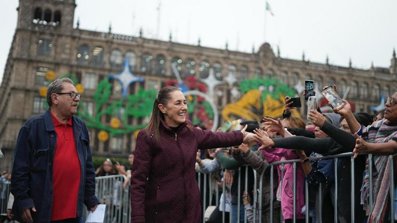 “¡Que viva siempre la lectura!”: Claudia Sheinbaum encabeza entrega gratuita de 2.5 millones de libros del FCE a jóvenes de Latinoamérica 