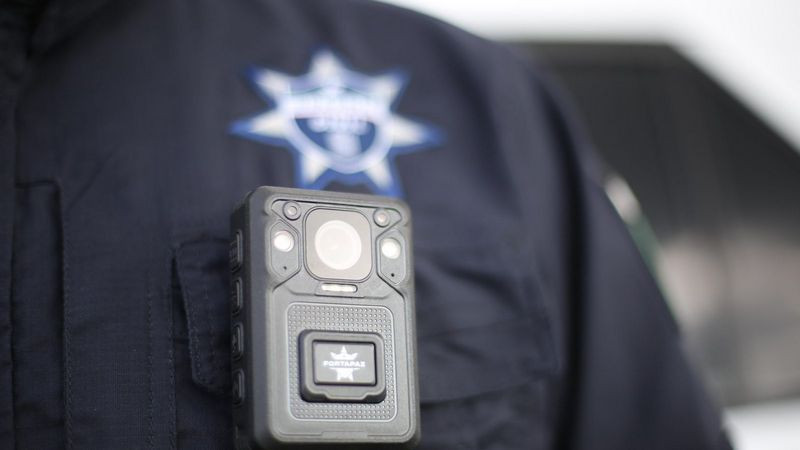 Dotarán de cámaras solapa a elementos de la Guardia Civil; más de 800 blindarán actuar de la policía en Michoacán 