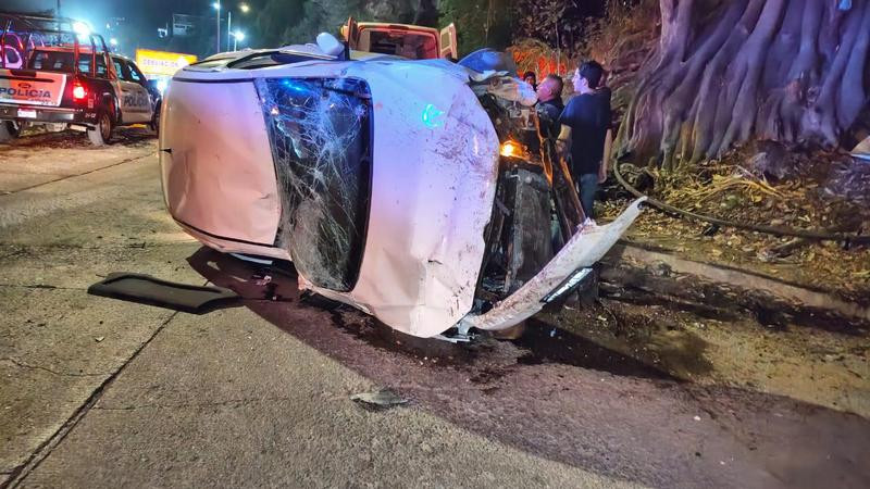 Vuelca vehículo en Zitácuaro, Michoacán; hay un herido 