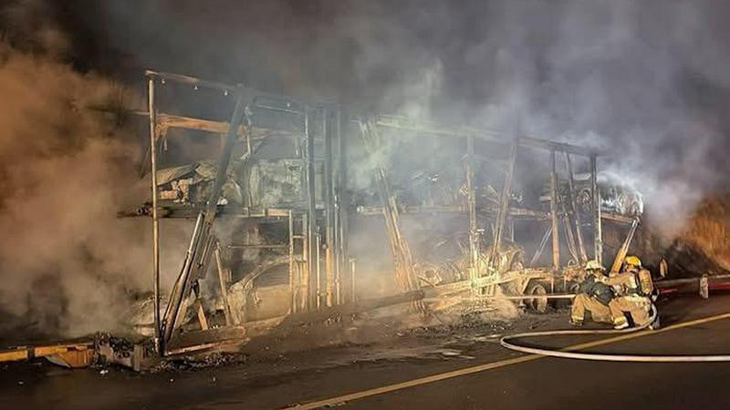 Se incendia camión nodriza en la Siglo XXI; cinco autos y el camión quedaron calcinados 