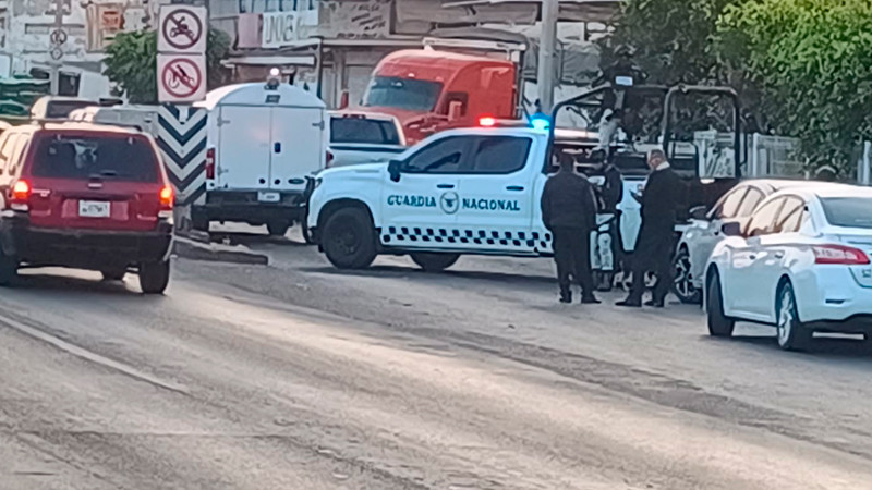 Ultiman a dos personas dentro del mercado de abastos en Celaya, Guanajuato 