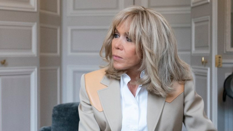 Acusan a esposa de Macron de insultar a manifestantes feministas 