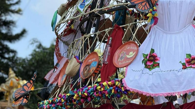 ¿Ya conoces el árbol navideño artesanal que embellece Erongarícuaro? 