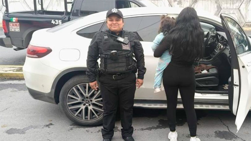 Rescatan a menor de dos años que quedó atrapada adentro de una camioneta en Monterrey, Nuevo León 
