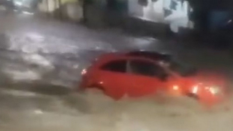 Lluvias desatan caos en Tuxtla Gutiérrez, Chiapas: arrastran ocho vehículos, derriban árboles y rescatan a una persona 