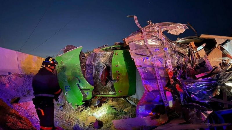 Vuelca tráiler en la autopista México-Querétaro  