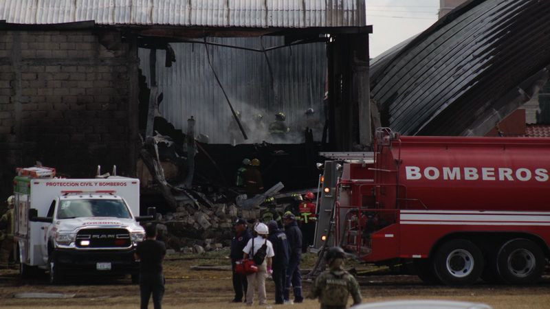 Dolor e incertidumbre: restos de víctimas del accidente aéreo en Toluca aún no son entregados a familiares 