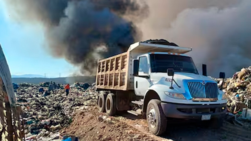 Tras más de 20 horas controlan incendio en relleno sanitario de Culiacán 