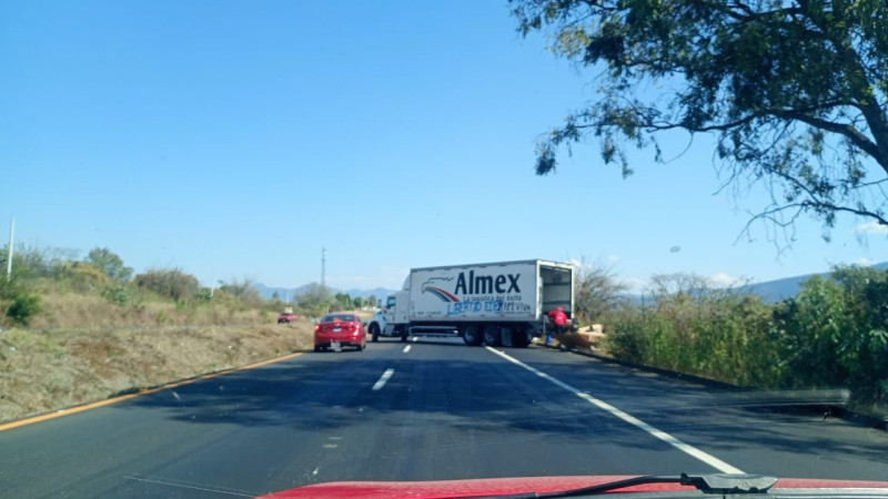 Normalistas roban y vandalizan camión para bloquear la carretera Morelia - Uruapan, Michoacán 