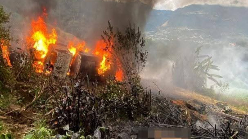 Chiapas: pipa cargada con chapopote vuelca y arde en Chamula; muere una persona 