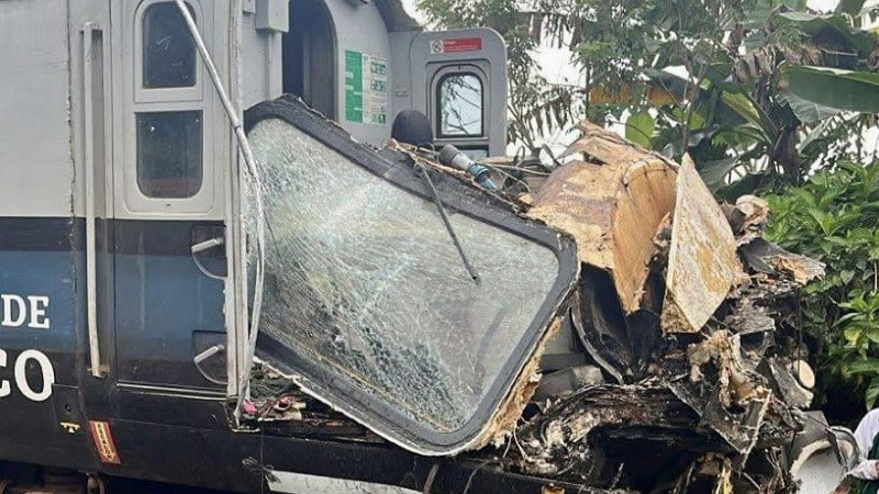 Tráiler intenta ganarle el paso al Tren Interoceánico y termina embestido en Chiapas 