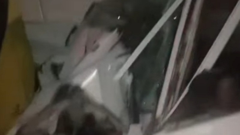 Se estrella contra poste en Uruapan, Michoacán; logró salvar la vida 