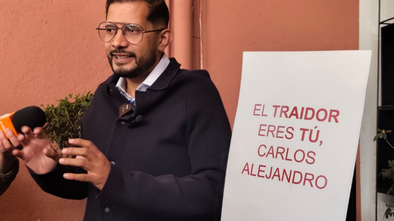 Conrado Paz Torres expone chats: Bautista Tafolla exigía 50% de salarios para el Movimiento de Carlos Manzo y llamaba al edil "Alacrán" 