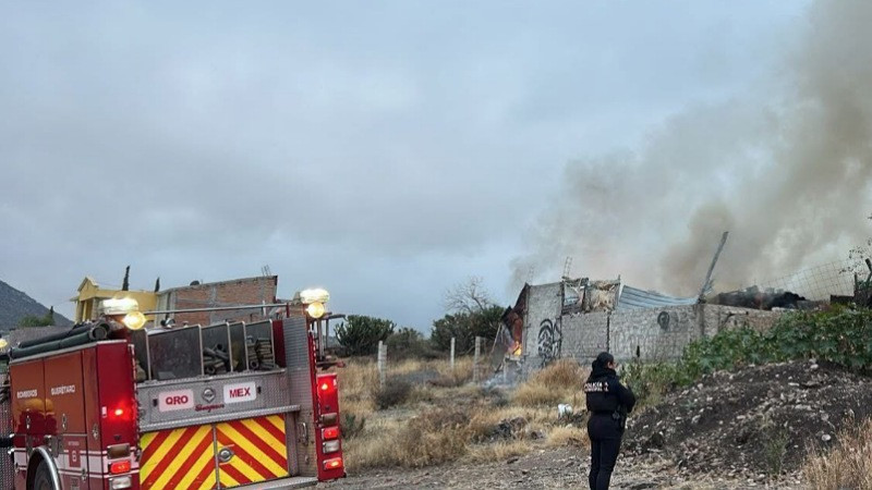Incendio en una casa de la colonia El Pedregal, deja a una persona con quemaduras en Querétaro 