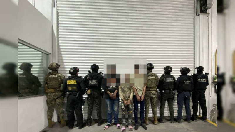 Marina desmantela red criminal con armas, estupefaciente y equipo táctico en operativos en Michoacán 