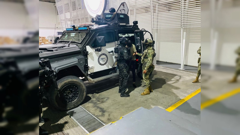 Marina desmantela red criminal con armas, estupefaciente y equipo táctico en operativos en Michoacán 