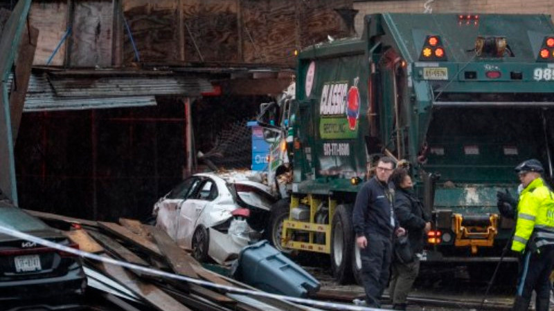 Camión de basura se estrella contra andamio en Nueva York; hay una persona muerta 