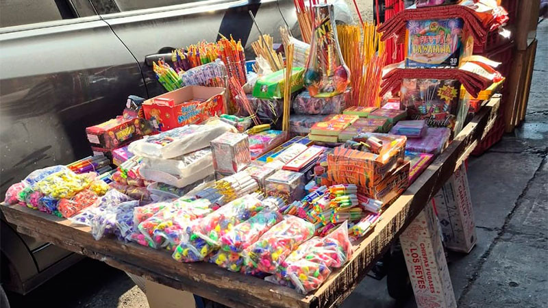 Ante mirada complaciente de autoridades, crece venta de pirotecnia en Lázaro Cárdenas, Michoacán  