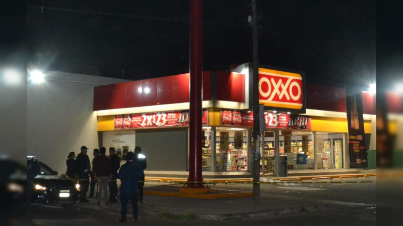 Tirotean a un hombre al salir de un Oxxo en plena Avenida Juárez en Uruapan, Michoacán  