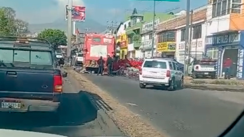 Choca camión repartidor de Coca Cola en Morelia, Michoacán; destroza varios vehículos 