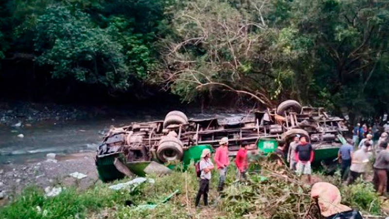 Vuelca autobús de pasajeros en Veracruz; hay al menos 8 muertos 