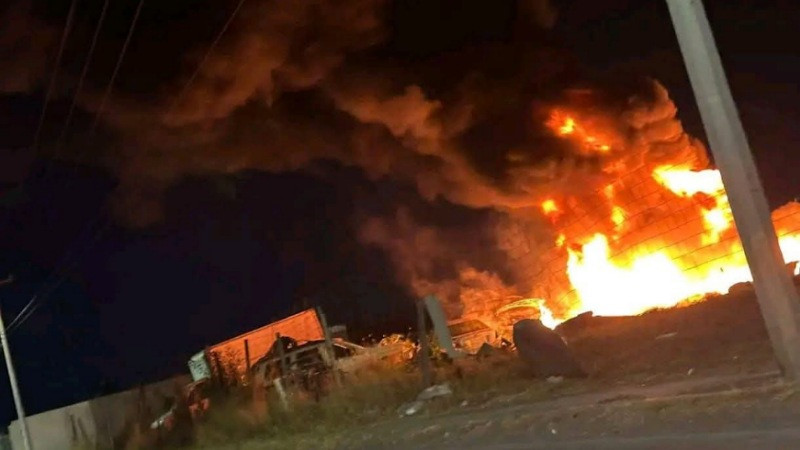 Se quema deshuesadero en Morelia, Michoacán; fuego consume decenas de vehículos 