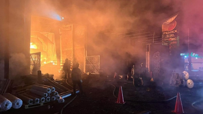 Voraz incendio consume fábrica de plásticos en Chavinda, Michoacán 