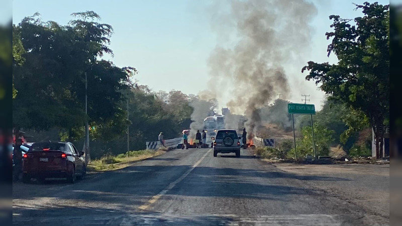 Bloquean la carretera Buenavista - Apatzingán y sumen en el caos a la región Tierra Caliente de Michoacán 