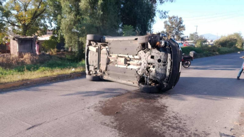 Mujer resulta herida al volcar con su vehículo en Morelia, Michoacán 