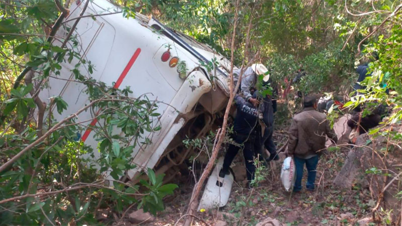 Autobús con 34 pasajeros se sale de la carretera en Huajicori, Nayarit; hay 6 lesionados  