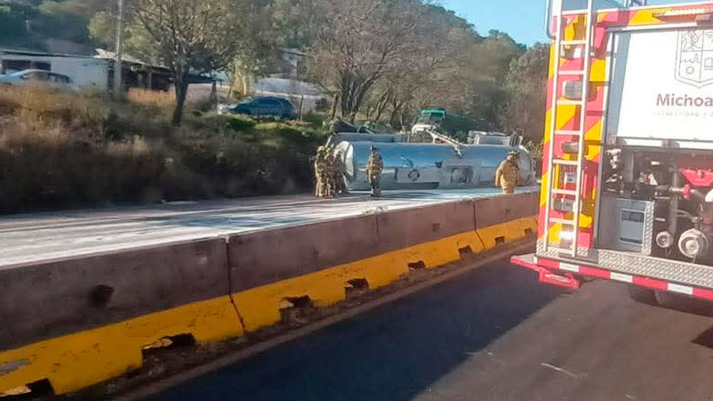 Vuelca pipa en la Morelia-Pátzcuaro; hay cuatro heridos 