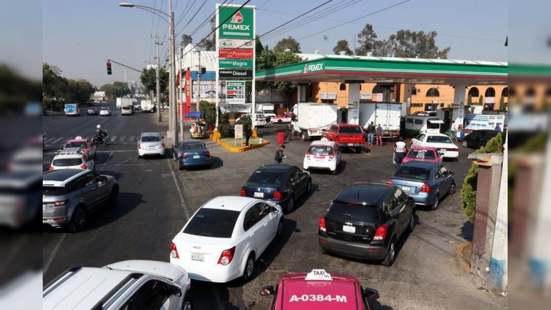 Anuncia Hacienda que no habrá “gasolinazo” en 2026, pero mexicanos ya pagan el doble por litro que en EEUU 