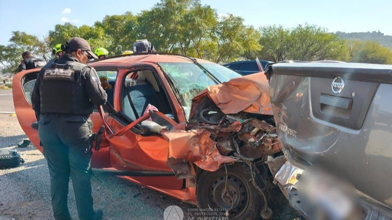 Aparatoso accidente en el Fray Junípero Serra, Querétaro,  deja  a una persona herida 