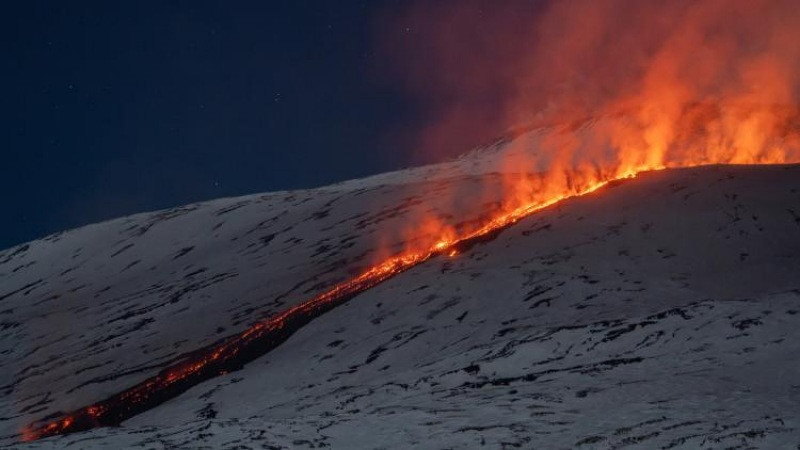 Nueva erupción del Etna genera explosiones y ríos de lava en Italia 