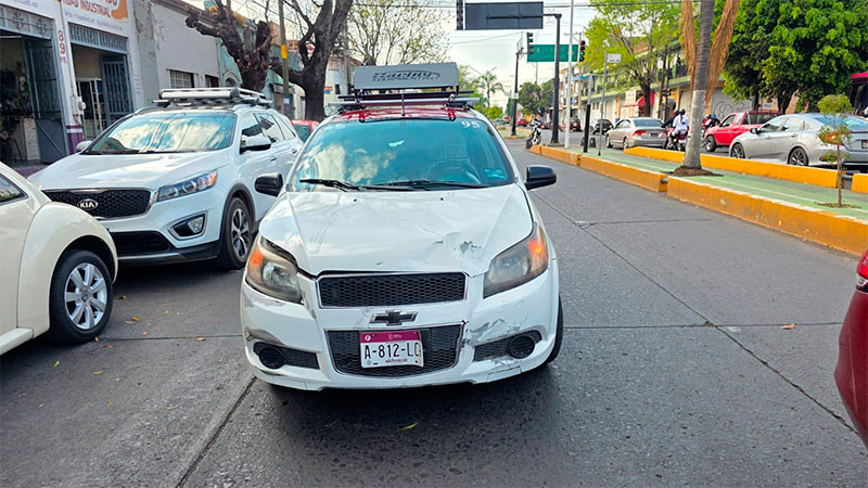 Choque de moto y taxi en Zamora, Michoacán, deja una herida  