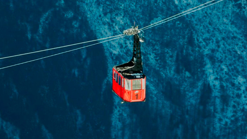 Teleférico se atasca a casi 3 mil metros de altura y deja atrapadas a cientos de personas en los Alpes de Italia 