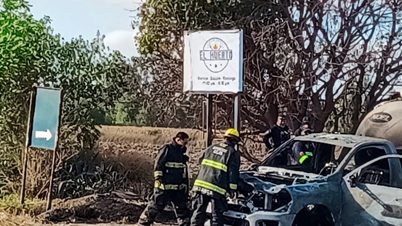 Se incendia camioneta de empresa de gas sobre la Celaya-Juventino Rosas 