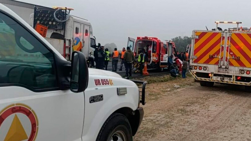 Vuelca camioneta de pasajeros en Circuito Mexiquense; hay 12 heridos 