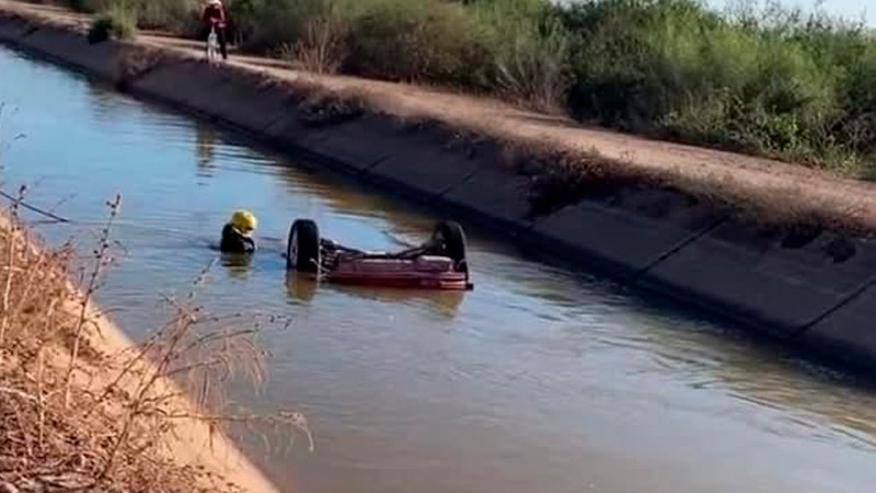Pierden la vida 4 jóvenes al caer con todo y auto dentro de canal en Navojoa, Sonora 