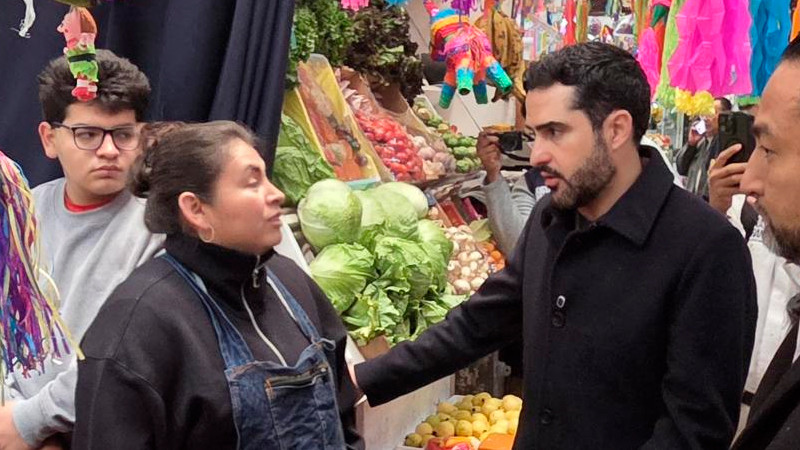 Senador Dorantes Lámbarri visita mercado de la Cruz en Querétaro 