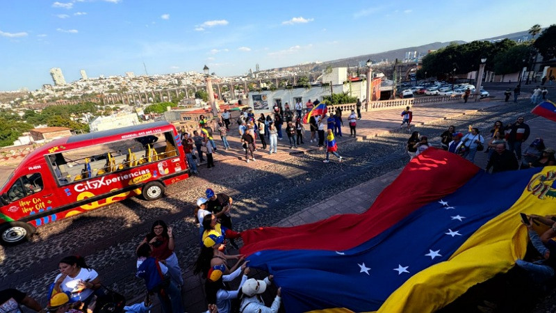 Celebran venezolanos en Querétaro detención de Nicolás Maduro  