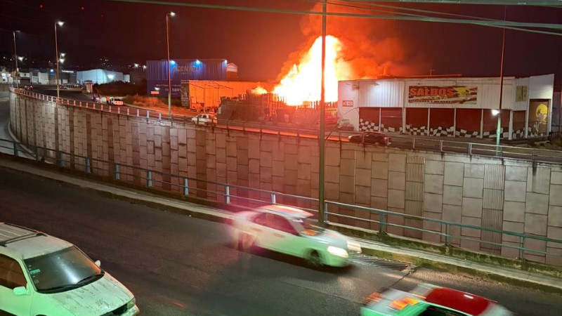  Incendio de gran magnitud consume negocio de tarimas en Morelia 