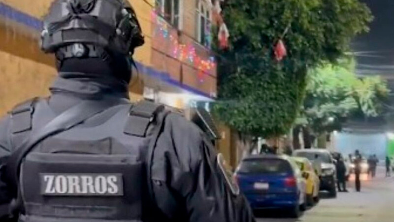 Policías de CDMX abaten a hombre que amagó a su esposa con arma de fuego 
