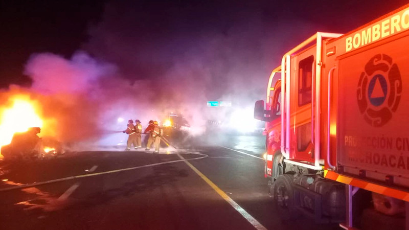 Se incendia tráiler pipa en la Siglo XXI 