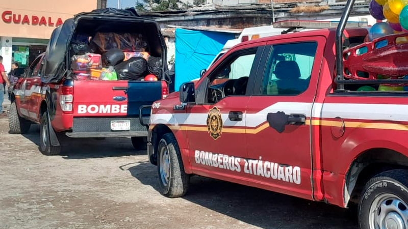 Con apoyo de la ciudadanía, Bomberos de Zitácuaro entregan regalos a niños en día de Reyes 